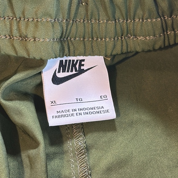 Men’s Nike Sportswear Woven Unlined Commuter Pants - Picture 5 of 12